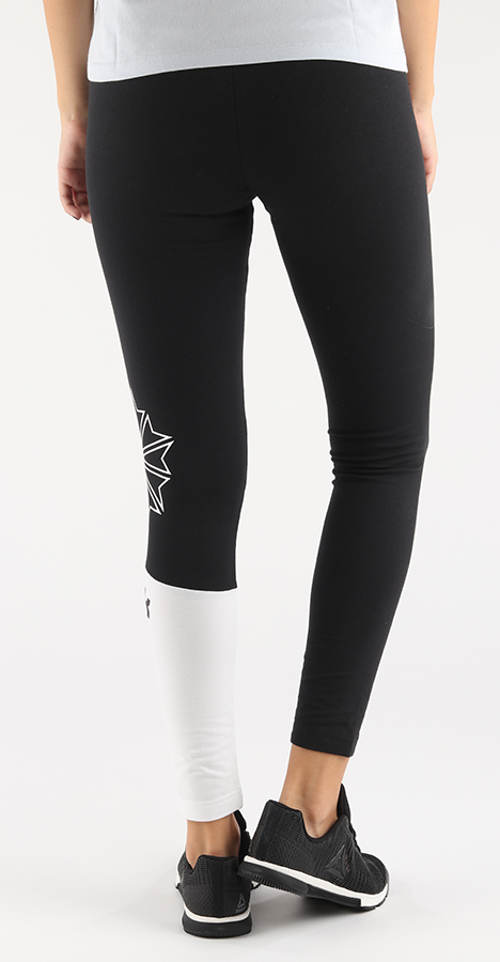 Fekete sport leggings egy fehér lábszárral