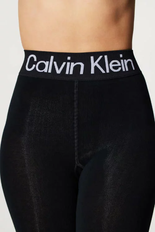 A leggings derékrészén fehér Calvin Klein felirat található.